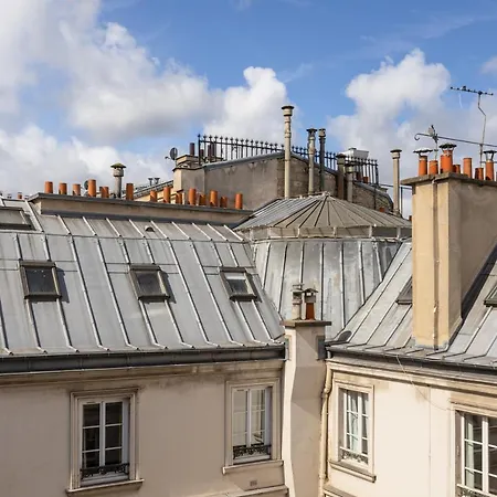 Veeve - Footsteps From The Arc De Triomphe Paris