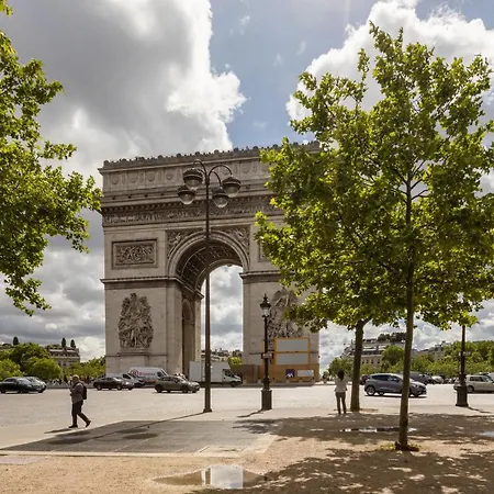 Veeve - Footsteps From The Arc De Triomphe Paris