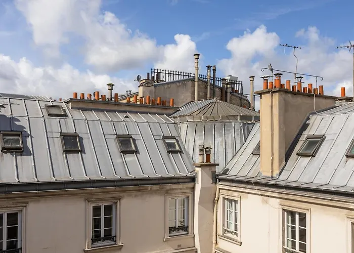 Veeve - Footsteps From The Arc De Triomphe Parijs