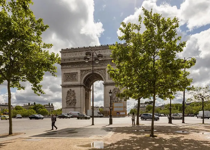 Veeve - Footsteps From The Arc De Triomphe Parijs